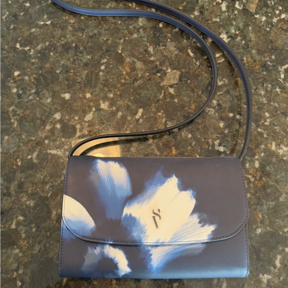 Simply Vera Vera Wang Signature
Mini Crossbody Bag Perfect Condition
